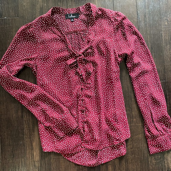 NWOT Lulu’s On The Spot Burgundy Tie Button Up - Picture 3 of 4